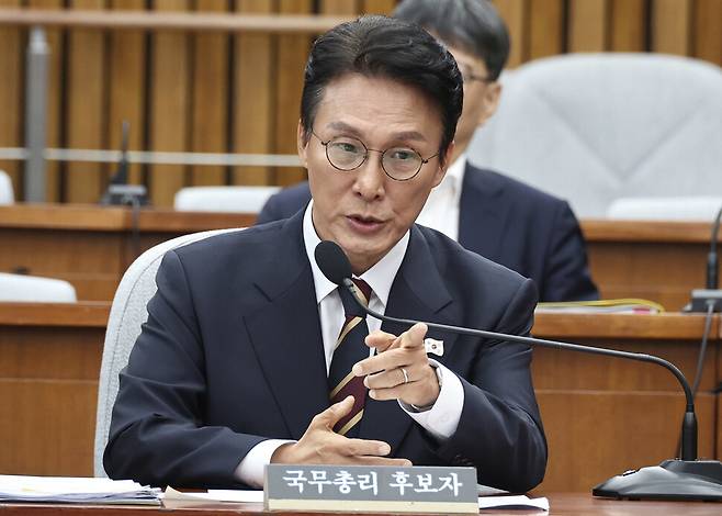 김민석 국무총리 후보자가 25일 국회에서 열린 인사청문회에서 김희정 국민의힘 의원이 제기한 주소지 문제에 대해 모니터를 보며 이야기하고 있다. 윤운식 선임기자 yws@hani.co.kr