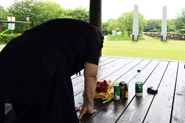 진옥자씨가 19일 서울 마포구 노을공원에서 절을 올리고 있다. 강예진 기자