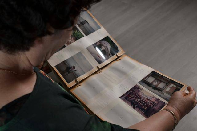 홍영희씨가 20일 강원 춘천시 자택에서 딸의 어린 시절 사진을 보고 있다. 강예진 기자