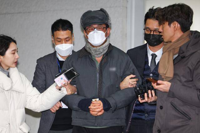 12·3 불법계엄 기획에 관여한 혐의로 구속된 노상원 전 국군정보사령관이 지난해 12월 24일 서울 은평구 서울서부경찰서에서 검찰로 송치되고 있다. 연합뉴스