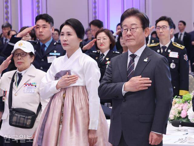 이재명 대통령과 김혜경 여사가 27일 청와대 영빈관에서 열린 '호국 보훈의 달, 대통령의 초대' 행사에서 국기에 경례하고 있다. 왕태석 선임기자