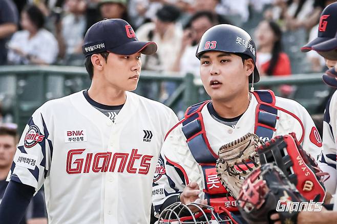 지난 18일 부산 한화전에서 선발로 나선 투수 홍민기와 포수 박재영. 사진=롯데 자이언츠
