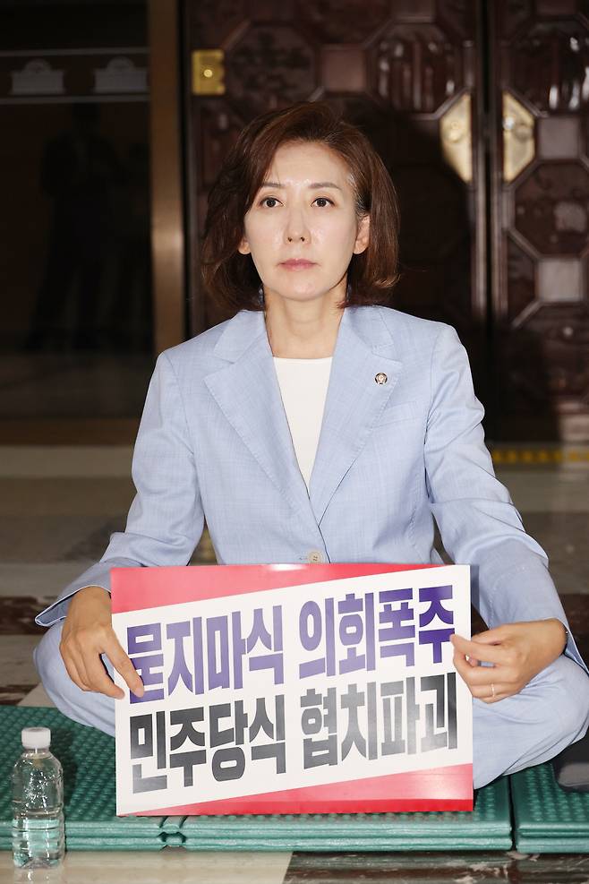 나경원 국민의힘 의원이 27일 국회 로텐더홀에서 김민석 국무총리 후보자의 지명 철회, 법제사법위원장 반환을 촉구하며 농성을 하고 있다. 연합뉴스