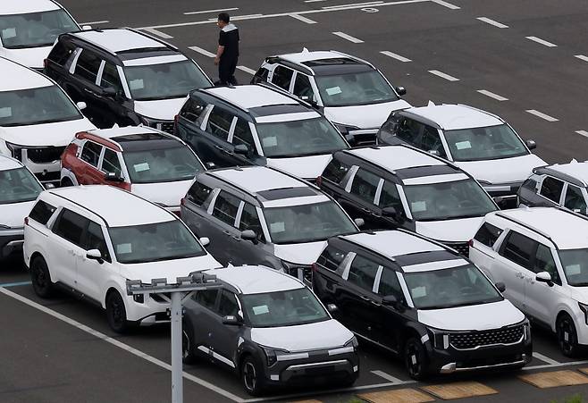 지난 24일 경기도 광명시 기아 오토랜드 광명에 출고 대기 중인 차량이 주차돼 있다. 사진=연합뉴스