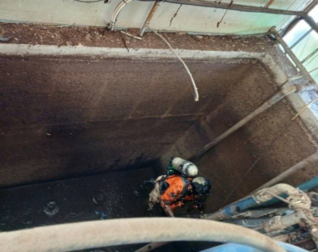 27일 오후 1시 26분쯤 전남 여수시 한 식품 가공 업체에서 정화조 청소 작업을 하던 노동자 2명이 쓰러져 소방당국이 구조활동을 하고 있다. 여수소방서 제공