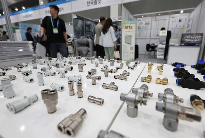 지난 4월 24일 서울 서초구 aT센터에서 열린 2025 자동차부품산업 ESG·탄소중립 박람회에 다양한 종류의 배관 부품들이 전시돼 있다. 연합뉴스