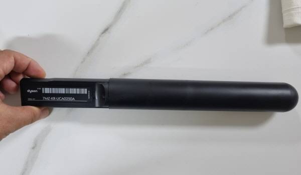 다이슨 펜슬백 플러피콘의 배터리를 분리했다. 정옥재 기자