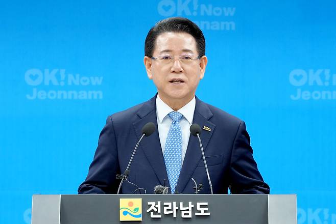 김영록 전라남도지사가 26일 오전 도청 브리핑룸에서 민선 8기 출범 3주년 기자회견문을 발표하고 있다. 전남도 제공
