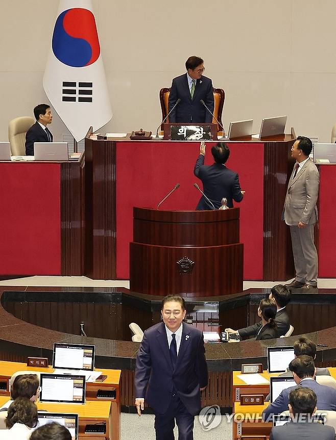 27일 국회 본회의장에서 국민의힘 송언석 원내대표, 유상범 원내수석부대표가 법사위원장 등을 선출하기로 한 의사일정 강행에 대해 우원식 국회의장에게 항의하고 있다. 앞쪽은 더불어민주당 김병기 당대표 직무대행 겸 원내대표. / 사진 = 연합뉴스