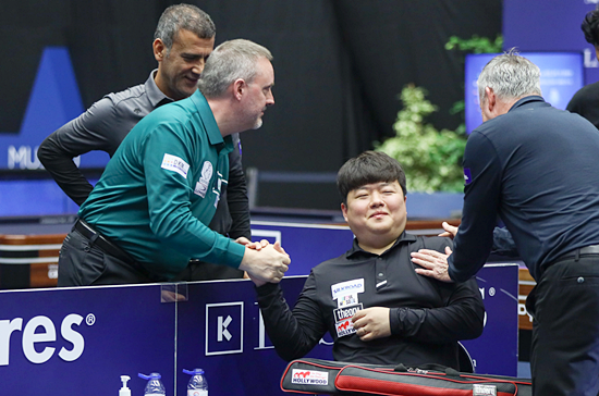 2025 포르투3쿠션월드컵이 29일 포르투갈 포르투에서 개막한다. 한국선수는 조명우 허정한 김행직 강자인 차명종 서창훈 황봉주 김도현 권미루 9명이 참가한다. 특히 조명우는 지난해 준우승에 머물렀던 아쉬움을 덜고 정상 도전에 나선다. 사진은 지난해 결승에서 야스퍼스에게 패해 아쉬워하는 조명우를 야스퍼스, 쿠드롱, 타스데미르가 격려해주고 있다. (사진=SOOP)