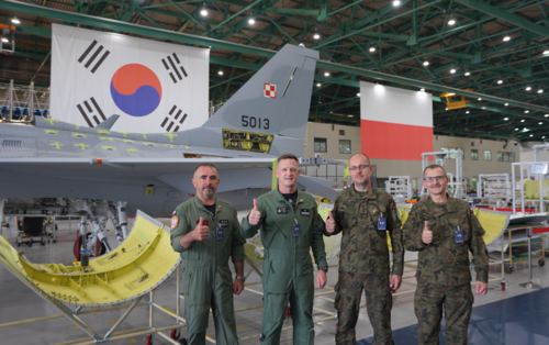 폴란드 공군 대표단이 26일 경남 사천 KAI(한국항공우주산업) 생산 시설을 방문해 FA-50PL(폴란드 수출 버전) 조립 현장을 시찰한 뒤 기념촬영을 하고 있다. KAI
