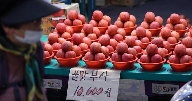 서울의 전통시장에 진열된 사과./사진제공=뉴스1
