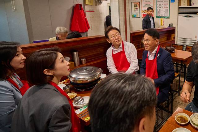 이재명 대통령이 26일 서울 용산 대통령실 인근 한 식당에서 점심 식사를 하고 있다. 대통령실