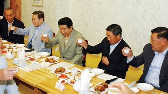 기업 총수들과 삼계탕 오찬을 즐기는 고 노무현 전 대통령. 청와대