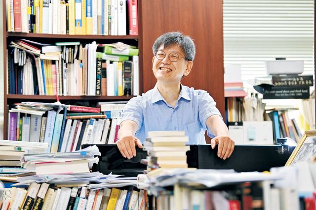 박명림 교수가 연세대 연구실에서 “앞으로도 ‘서생’의 길을 지키며 한국 사회가 나아갈 바를 제시하고 싶다”면서 “안식년에도 이렇게 나와 공부하는 게 제 숙명”이라며 웃었다. 문호남 기자