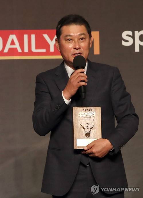 JTBC 예능 최강야구의 사령탑으로 이동하는 이종범 사진제공:일간스포츠