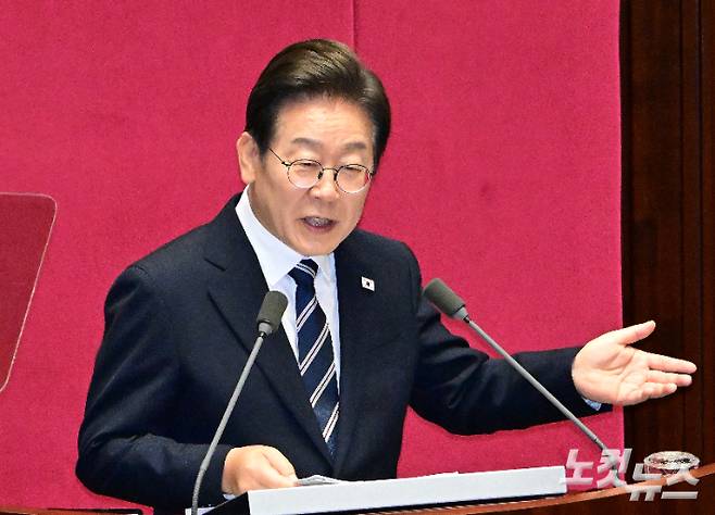 이재명 대통령이 26일 오전 서울 여의도 국회에서 열린 제426회국회(임시회) 제2차 본회의에서 2025년도 제2회 추가경정예산안에 대한 정부의 시정연설을 하고 있다. 윤창원 기자