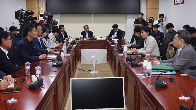 송미령 농림축산식품부 장관이 27일 국회에서 열린 더불어민주당 농림축산식품해양수산위원회 위원들과의 당정간담회에서 발언하고 있다. 연합뉴스