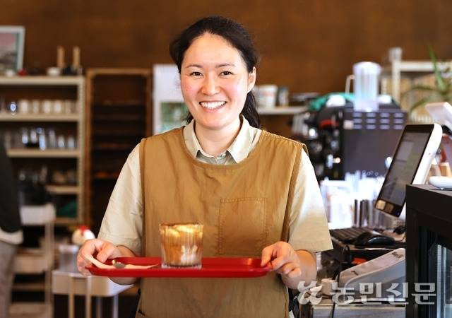 문해수 대표는 이 카페가 누구나 편하게 찾아올 수 있는 공간이자 태안지역을 알리는 랜드마크가 되길 바란다. 태안=김원철 프리랜서 기자