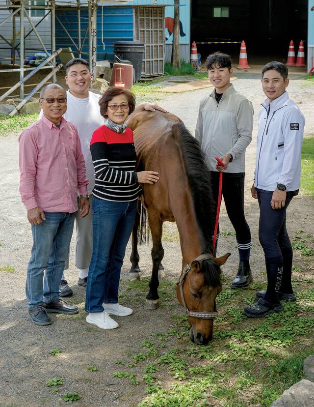 경남 밀양 <말보르승마장>을 운영하는 권은출 대표(왼쪽부터)와 막내아들 권우람 씨, 아내 백옥자 씨, 둘째 아들 권우빈 씨, 큰아들 권우주 씨.