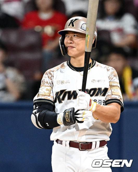 정해영과 눈빛 교환 후 미소짓는 송성문