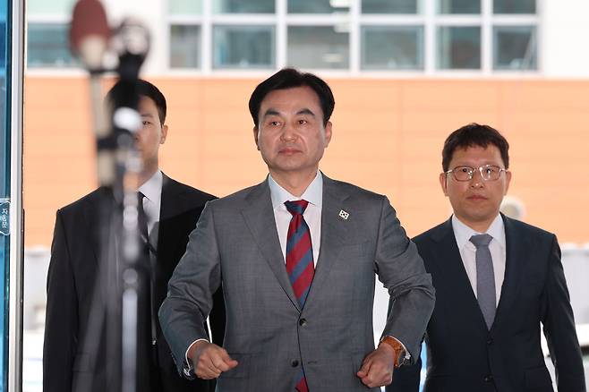 안규백 국방부 장관 후보자가 27일 서울 용산구 육군회관에 마련된 인사청문회 준비사무실로 들어서고 있다. 뉴시스