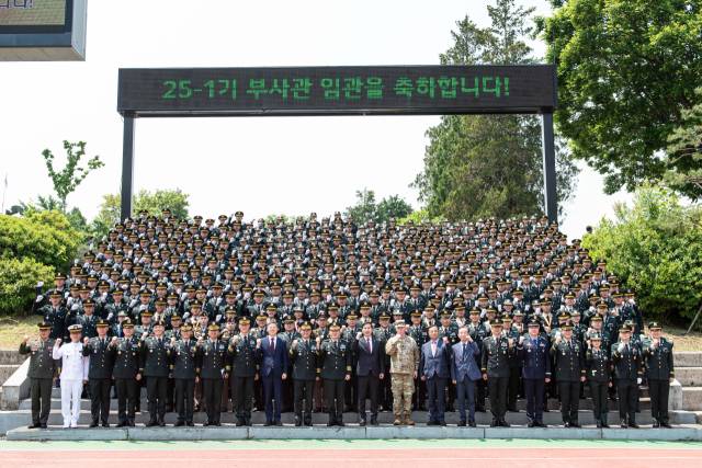 지난 5월 29일 김선호 국방부 장관 직무대행 주관으로 전북 익산시 육군부사관학교에서 열린 ‘25-1기 육군 부사관 임관식’에서 신임 부사관들이 기념사진을 촬영하고 있다. 사진 제공=육군