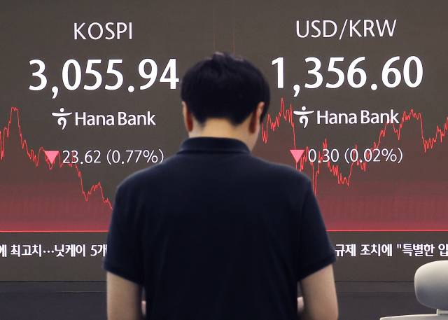 27일 오후 서울 중구 하나은행 본점 딜링룸 현황판에 코스피, 원/달러 환율이 표시돼 있다. 연합뉴스