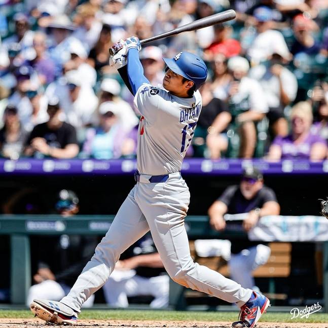 홈런을 날리고 있는 오타니. /사진=LA 다저스 공식 SNS 갈무리