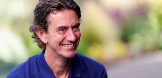 토마스 프랭크 감독이 토트넘 홋스퍼와 첫 인터뷰 중 미소짓고 있다. /사진=토트넘 홋스퍼 홈페이지 갈무리