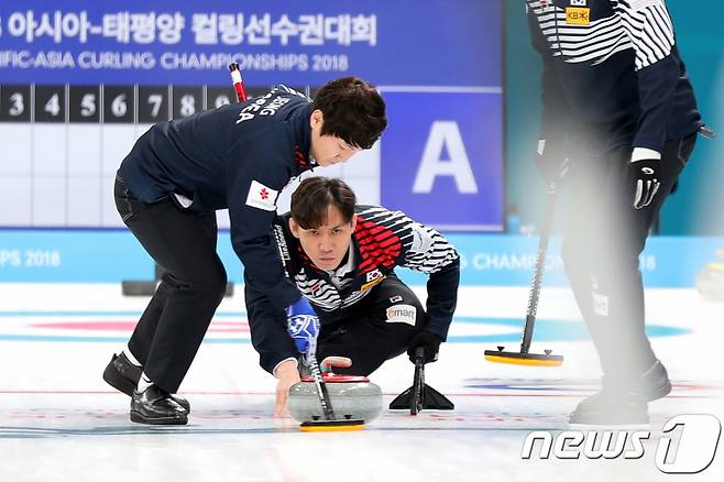 경북체육회 스킵 김수혁(가운데). /사진=뉴스1