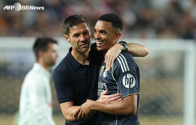 사비 알론소 감독(왼쪽)과 트렌트 알렉산더 아놀드. /AFPBBNews=뉴스1