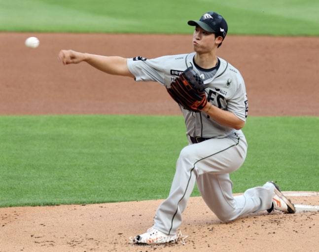 한화 우완투수 엄상백이 27일 인천SSG랜더스필드에서 열린 2025KBO리그 한화이글스와 SSG랜더스 경기에서 역투하고 있다. /사진=강영조 선임기자