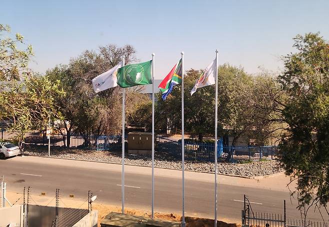 남아공에 있는 NEPAD 본부에 펄럭이는 깃발들 (요하네스버그=연합뉴스) 유현민 특파원 = 지난 6일(현지시간) 남아프리카공화국 하우텡주 미드란드에 있는 아프리카연합(AU) 개발기관 NEPAD 본부에 펄럭이는 남아공 국기와 AU, NEPAD 등의 깃발들. 2025.6.27 hyunmin623@yna.co.k