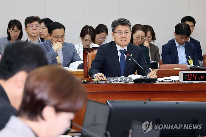 답변하는 오석환 교육부 차관 (서울=연합뉴스) 김주성 기자 = 오석환 교육부 차관이 27일 국회 교육위원회 전체회의에서 추가경정예산안과 관련한 질의에 답하고 있다. 2025.6.27 utzza@yna.co.kr