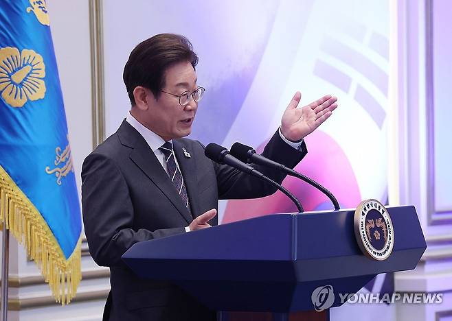 이재명 대통령, 국가유공자 초청 행사 (서울=연합뉴스) 한상균 기자 = 이재명 대통령이 27일 청와대 영빈관에서 열린 '호국 보훈의 달, 대통령의 초대' 행사에서 인사말을 하고 있다. 이번 행사에는 국가유공자 및 유족, 보훈단체장, 특별초청자 등이 참석했다. 2025.6.27 xyz@yna.co.kr