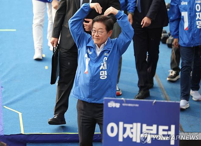 하트 만드는 이재명 후보 (서울=연합뉴스) 황광모 기자 = 더불어민주당 이재명 대선 후보가 29일 서울 서초구 고속버스터미널 앞에서 열린 서초구·강남구 유세를 마친 후 하트를 만들고 있다. 2025.5.29 hkmpooh@yna.co.kr
