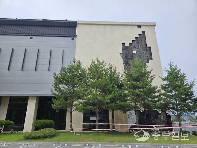 28일 오후 1시께 이천시 중리동 소재 한 결혼식장에 건물 외벽에 화재가 발생해 출동한 소방당국에 의해 진화됐다. 결혼식장 오른쪽 외벽이 무너져 있다. 김웅섭 기자