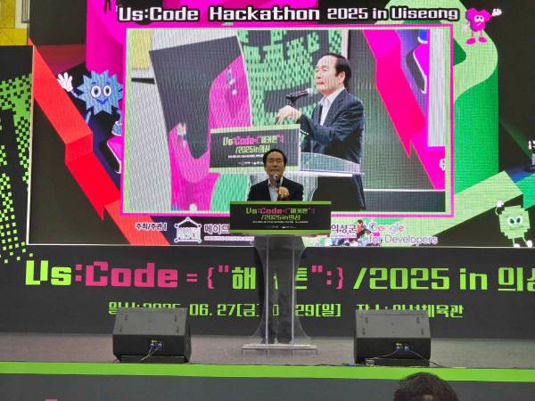 김주수 의성군수가 개회식에서 "청년이 머무르고 싶은 실험도시 의성을 만들겠다"고 강조하고 있다. 김동현 기자 jhass80@kyongbuk.com