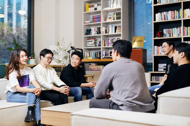 가우디오랩 직원들이 사내 휴게공간인 ‘우도’에 모여 대화하고 있다. (사진=가우디오랩)