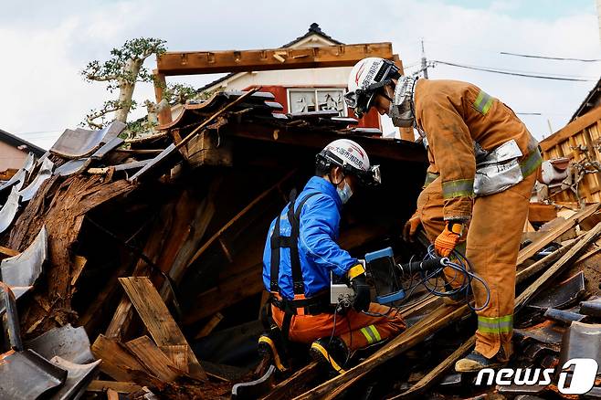 4일(현지시간) 일본 이시카와현 와지마시에서 경찰 인력이 무너진 가옥에서 실종 여성을 찾고 있다. 혼슈 중서부 이시카와현 노토반도에서는 지난 1일 오후 4시 10분쯤 규모 7.6 강진이 발생했다. 2024.01.04 ⓒ 로이터=뉴스1 ⓒ News1 최종일 기자