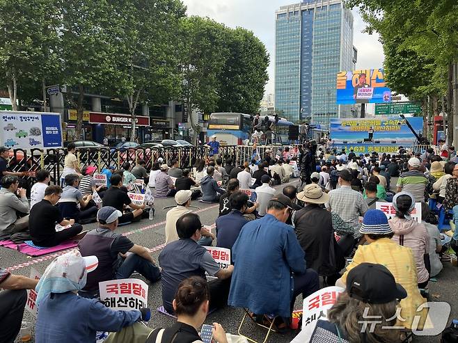 28일 오후 6시 15분쯤 서울 서초구 지하철 2호선 교대역 9번 출구 앞 2개 차로에서 시민들이 윤석열 전 대통령 구속을 촉구하고 있다. 2025.6.28/뉴스1 김종훈 기자