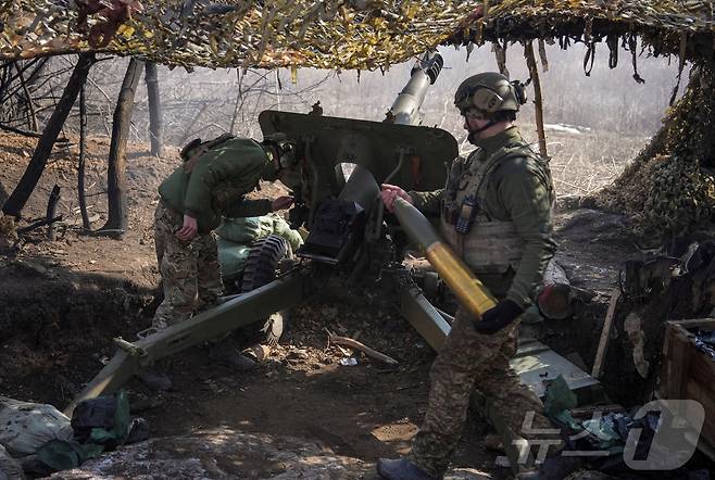 지난 3월 3일(현지시간) 우크라이나군 제14공격여단 '체르보나 칼리나' 소속 병사들이 도네츠크 주 포크로우스크 근처 전선에서 러시아군을 향해 곡사포를 발사하고 있다. 2025.03.03 ⓒ 로이터=뉴스1 ⓒ News1 김지완 기자