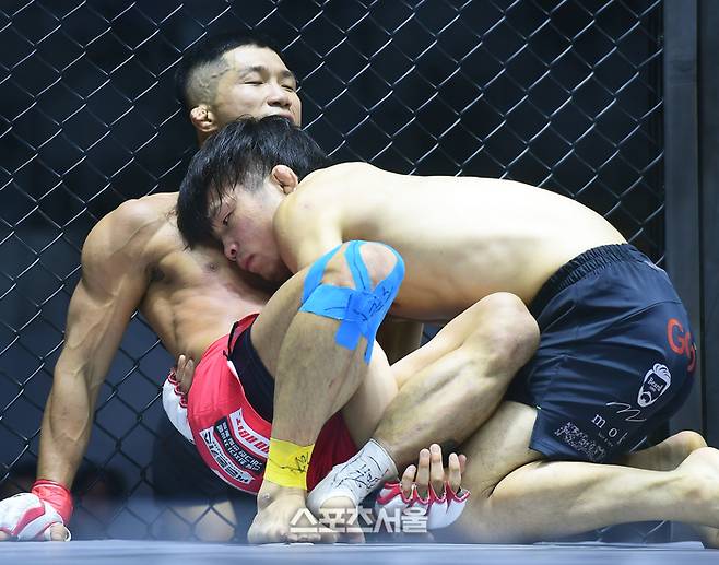 하라구치 신이 박형근을 압박하고 있다. 이주상기자 rainbow@sportsseoul.com