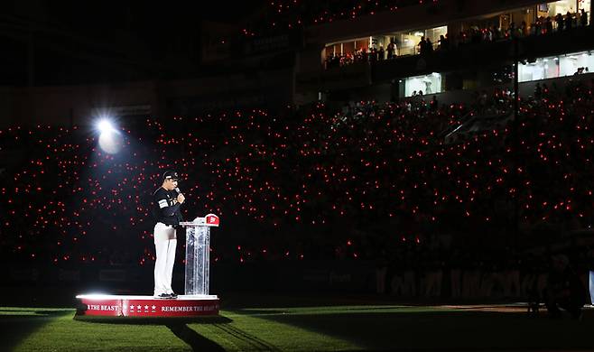 김강민이 28일 인천SSG랜더스필드에서 열린 은퇴식에서 은퇴사를 낭독하고 있다. 사진 | SSG 랜더스