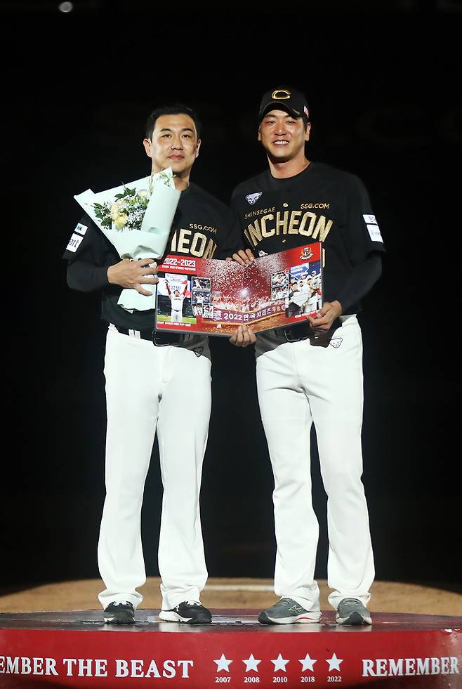 김강민이 28일 인천SSG랜더스필드에서 열린 은퇴식에서 김광현과 기념 촬영을 하고 있다. 사진 | SSG 랜더스