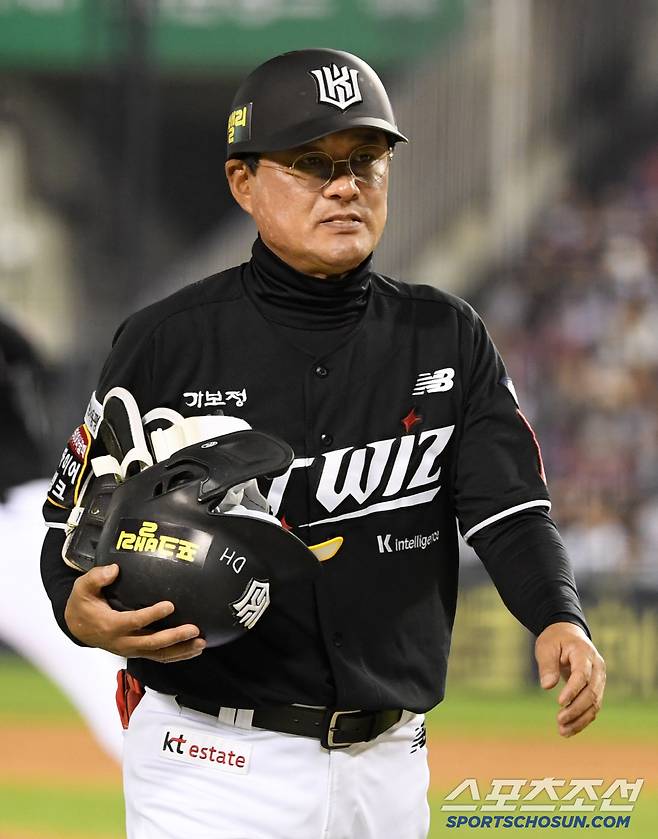29일 잠실구장에서 열린 두산 베어스와 KT 위즈의 경기. 이종범 코치가 선수들 장비를 챙기고 있다. 잠실=박재만 기자 pjm@sportschosun.com/2025.04.29/