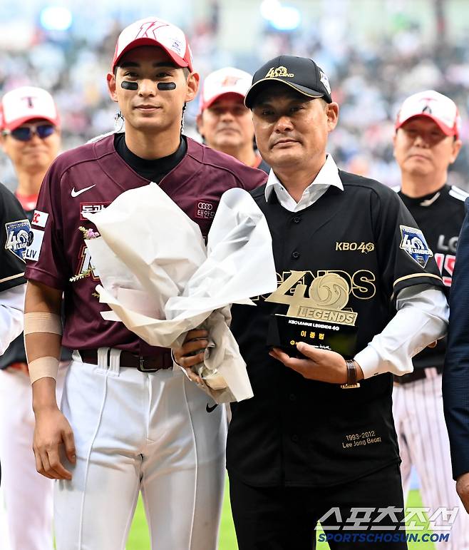 2022 KBO 올스타전이 16일 잠실야구장에서 열렸다. KBO 40주년 기념 레전드에 선정된 이종범이 아들 이정후에게 꽃다발을 받고 있다. 잠실=허상욱 기자wook@sportschosun.com/2022.07.16/