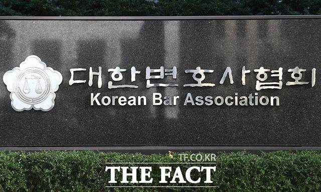 대한변호사협회(변협)가 최근 로스쿨과 사법시험 등 법조인 양성 제도에 관한 논쟁이 재점화되자 우려를 표하며 현행 로스쿨 운영의 구조적 문제점을 개선하고 보완책을 모색해야 한다고 주장했다. /더팩트 DB