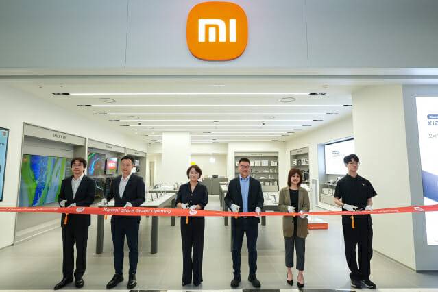 (왼쪽부터) 오용근 샤오미 코리아 스토어 익스팬션 이사, 조니 우 샤오미코리아 사장, 김희정 IFC몰 상무, 앤드류 리 샤오미 국제사업부 동아시아 지역 총괄, 키코 송 샤오미 동아시아 지역 마케팅 총괄, 샤오미 미팬 스토어 매니저 (사진=샤오미코리아)